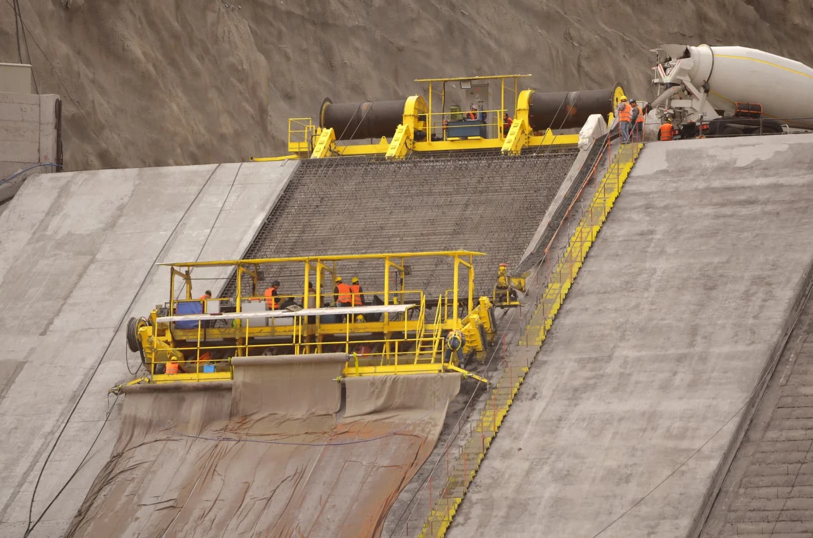 Titan Paver - Slipform Concrete Paver For CFRDs